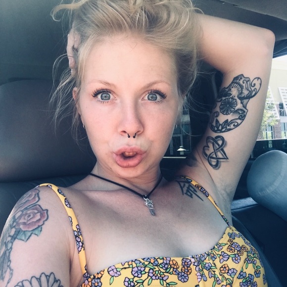 Meet your Posher, Destiny - Picture 2 of 5